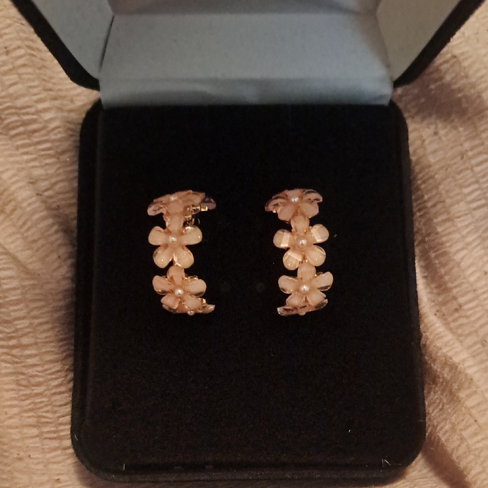 Chic Floral Cream Earrings